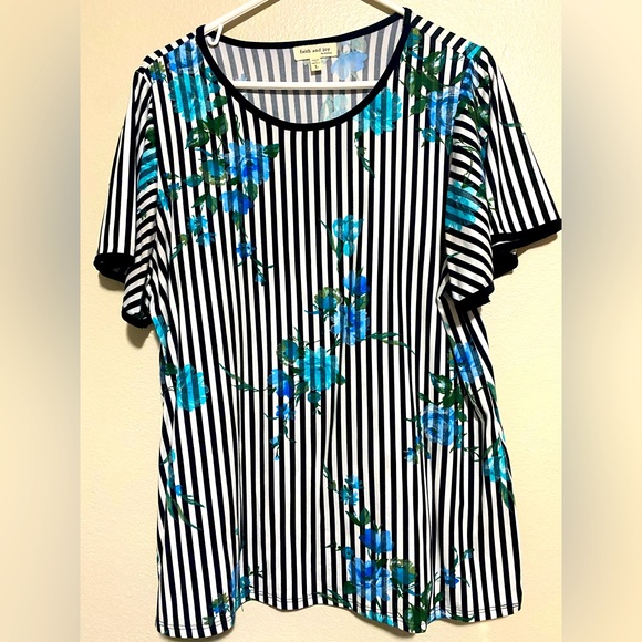 Faith and Joy Tops - 💰2/$10 Used Womens vertical striped shirt size L